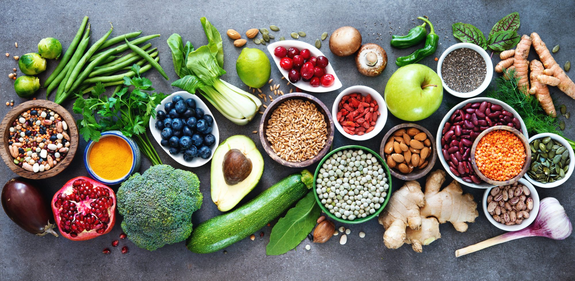 Gesunde Lebensmittel wie Obst, Gemüse, Nüsse und Hülsenfrüchte