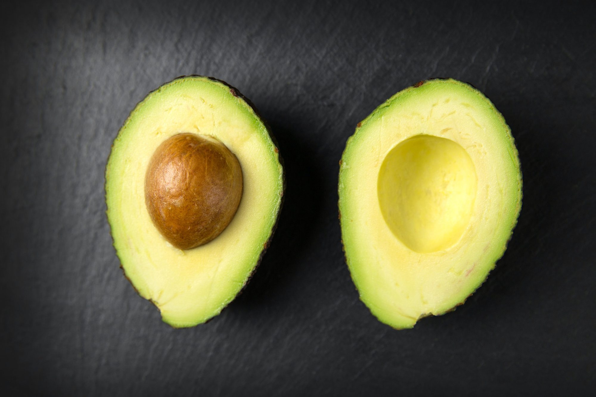 Eine aufgeschnittene Avocado