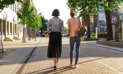 Zwei Frauen beim Spazieren