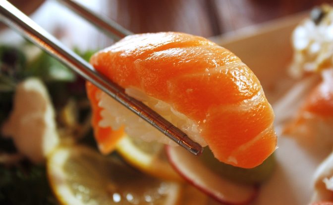 Sushi mit frischem Lachs