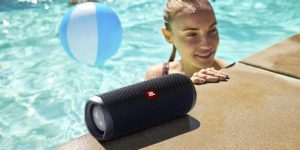 Ein Bluetooth-Lautsprecher am Pool