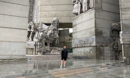 Martin Lewicki beim kommunistischen Denkmal in Schumen