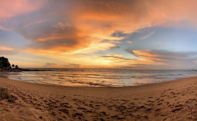 Sonnenuntergang am Relax Bay Beach mit Ko Phi Phi Inseln am Horizont